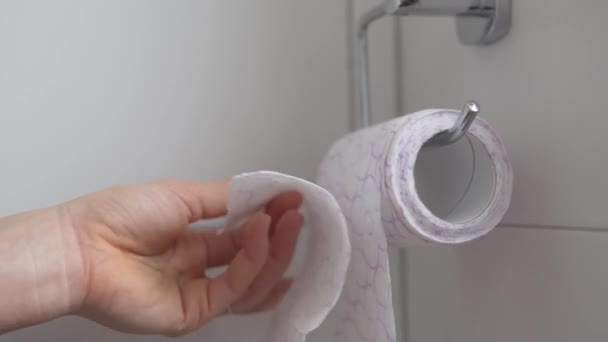 Persona abre un pedazo de papel higiénico — Vídeos de Stock