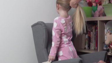 Annem saçlarını sabah evde atkuyruğuyla örüyor.