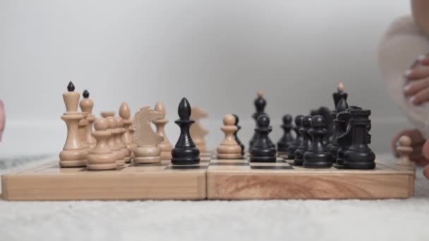Nahaufnahme von Schachbrettern und Handspielen, die zu Hause Schach spielen — Stockvideo