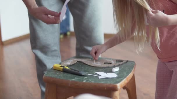 Papá y su hija hacen artesanías para el día de la cosmonáutica — Vídeo de stock