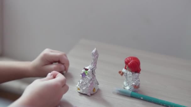 Een kind maakt een astronautenkostuum voor een valse pop — Stockvideo