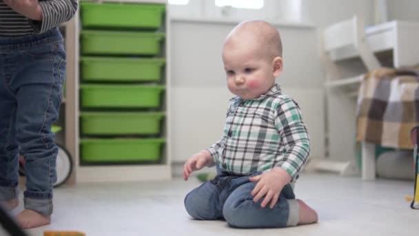 Le petit enfant rampe lentement sur le sol à la maison — Video