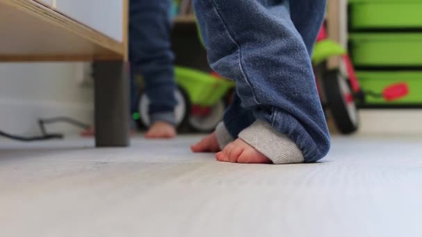 Kleine kinderen voeten staan op de vloer in de kinderkamer — Stockvideo
