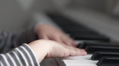 Elektronik piyanoda bebek parmakları