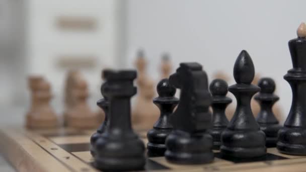 Крупним планом шахові фігури, розміщені на шахівниці — стокове відео