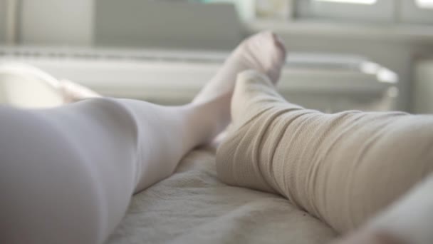 アキレス腱が破裂したときにロンゲのキャストで女性の足のクローズアップ — ストック動画