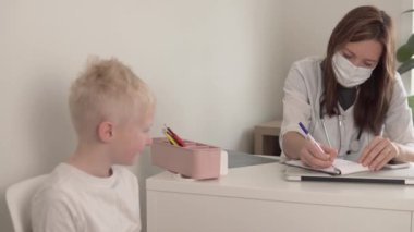 Güzel bir kadın. Doktor, genç bir çocukla hastanede oturuyor.