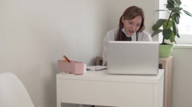 Bir kadın doktor, bir bilgisayardan bir hastaya çevrimiçi danışmanlık yapar.