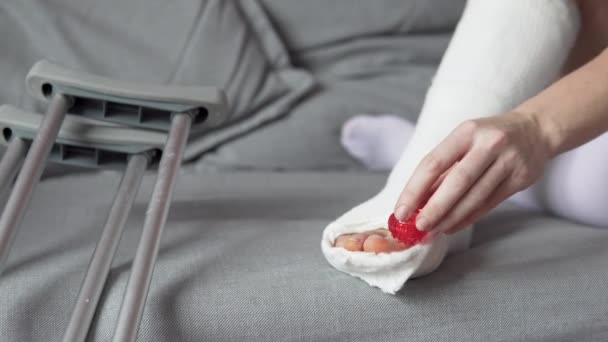 Uma mulher de gesso na perna amassa a ponta dos dedos com um Su-Jock — Vídeo de Stock