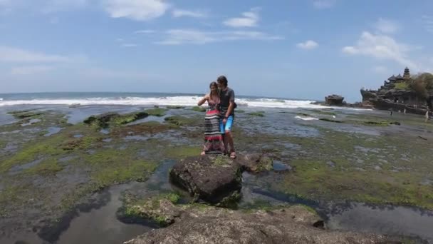 Ett par förälskade står på stranden vid havet på Bali — Stockvideo