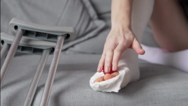 Dedos de masaje para la pierna doblada con una bola de masaje con espinas — Vídeo de stock