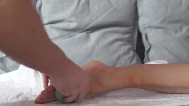 Muž se stará o ženy bolavé nohy doma. — Stock video