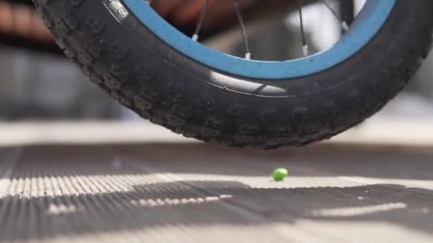 Primer plano, rueda giratoria en una bicicleta para niños — Vídeo de stock