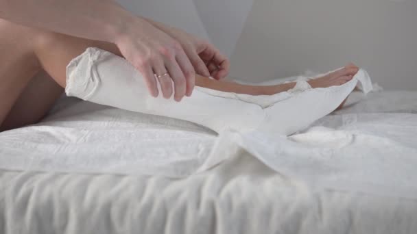 Close-up da perna das mulheres em um molde no joelho — Vídeo de Stock