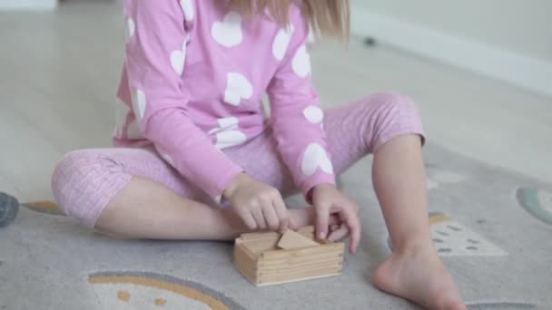 小さな女の子が箱に家の木のドームを削除します。 — ストック動画