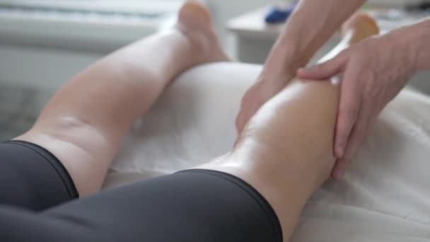 Gros plan du massage des jambes des athlètes après la compétition — Video