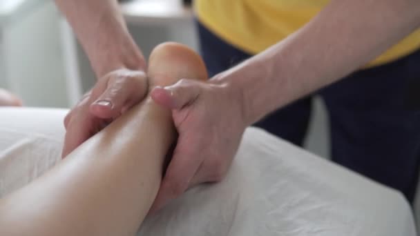 Massagista masculino faz massagem relaxante nos pés com óleo — Vídeo de Stock
