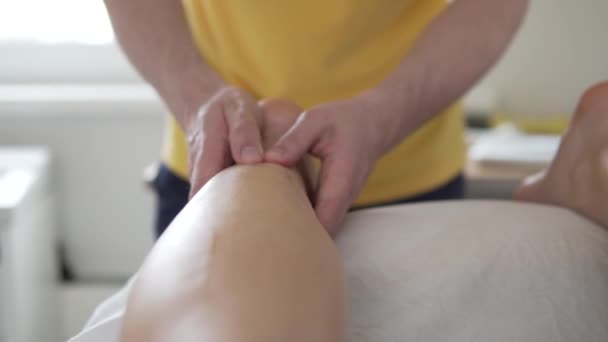 다리의 치료 마사지를 클로즈업 한 모습 — 비디오