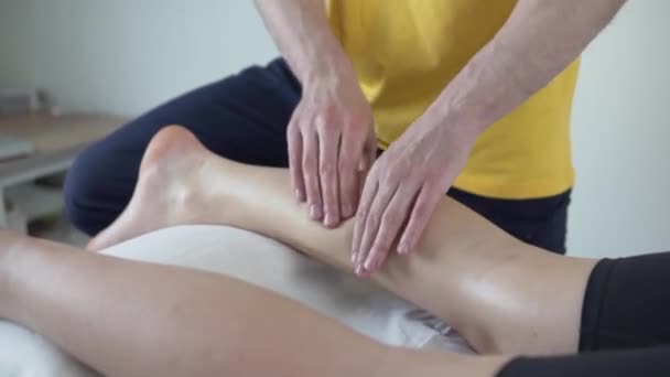 Massage van een vrouw benen, close-up — Stockvideo