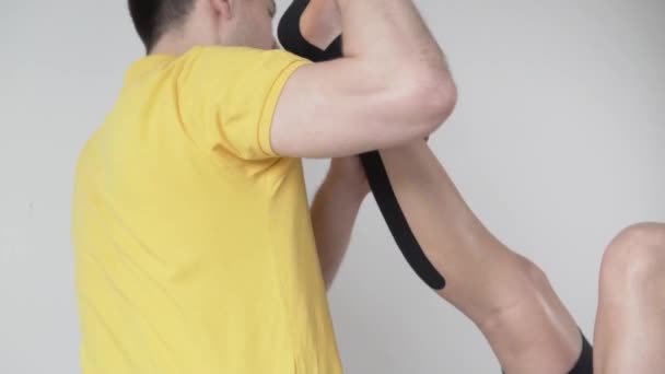 Мужчина-массажист растягивает расплавленное сухожилие на женской ноге — стоковое видео