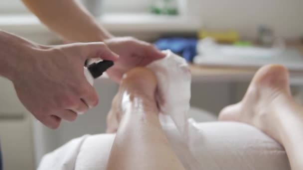 Behandlung des Fußes vor der Massage, Nahaufnahme — Stockvideo