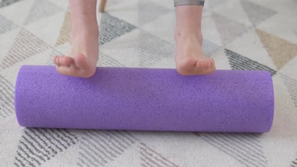 Жінка робить вправи на ногах у себе вдома — стокове відео