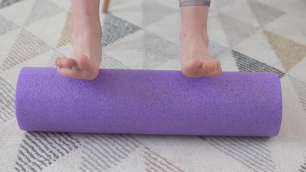 Une femme fait un exercice à pied et demi à la maison — Video