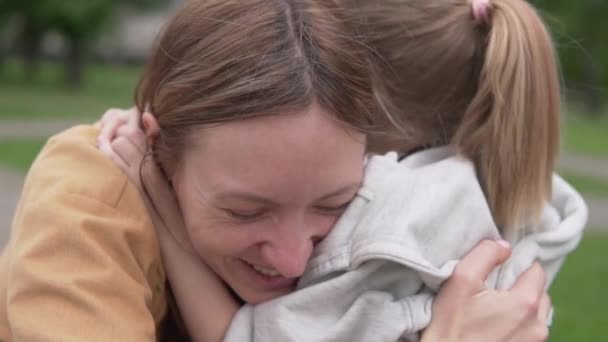 क्लोज-अप माँ छोटी लड़की को गले लगाती है — स्टॉक वीडियो