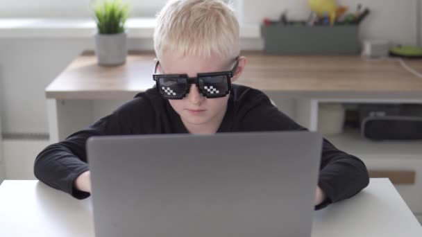这个少年把他的博客放在家里的电脑上，孩子们在网上与订户交流 — 图库视频影像