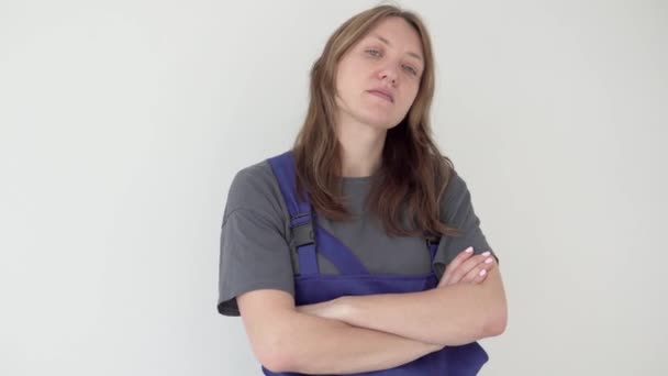 Gros plan, une femme en costume de travail, applaudit et montre la classe — Video