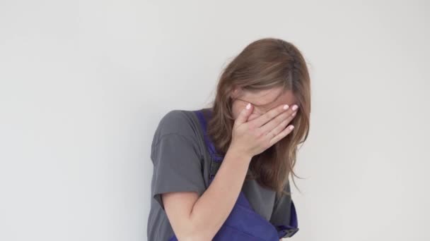Una mujer cansada en la forma de un trabajador bosteza — Vídeo de stock