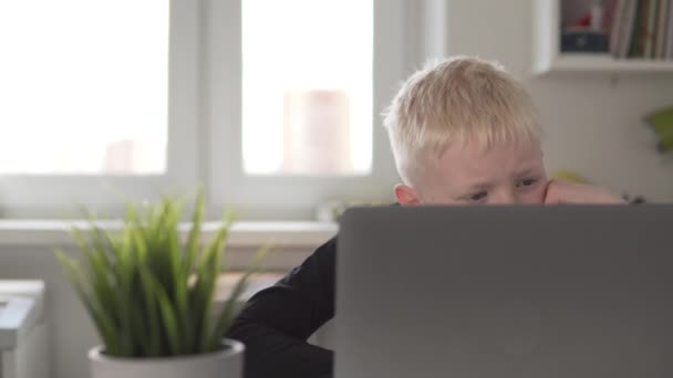 Gyönyörű szőke fiú eljegyezve otthonról a számítógépnél. — Stock videók