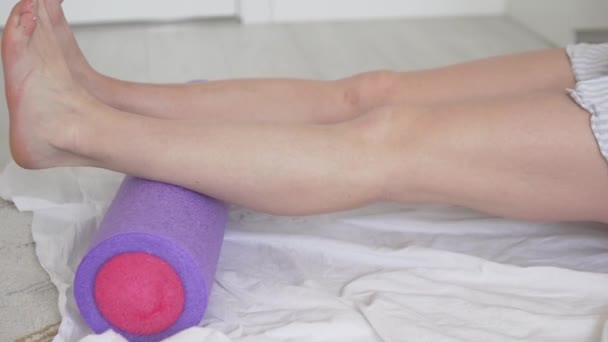 Nahaufnahme, Gymnastik für den Knöchel auf der Massagerolle — Stockvideo