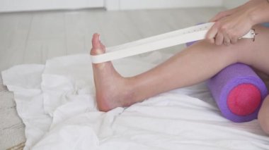 Ayak bileği için jimnastik, kemer ve bacağa yakın çekim.