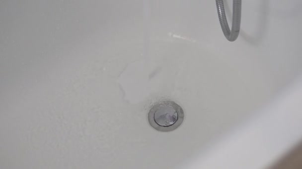 Gros plan, l'eau est recueillie dans la salle de bain. — Video