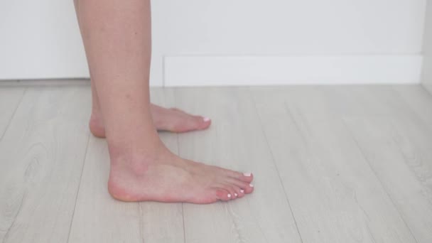 Kehitä nilkka, kun olet ommellut akillesjänteen, lähikuva jalasta — kuvapankkivideo