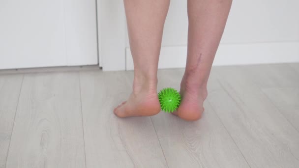 Close-up of the legs, the woman gets up on her socks with a clamped ball — Stock Video