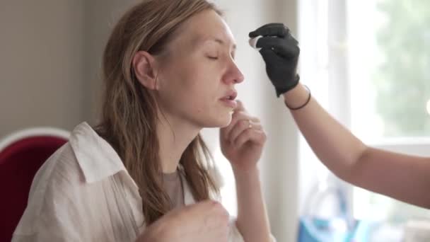 Limpiar las cejas antes de corregir y teñir — Vídeos de Stock