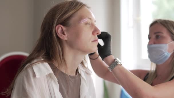 Lanza hace que la corrección de cejas hembra depilación — Vídeos de Stock