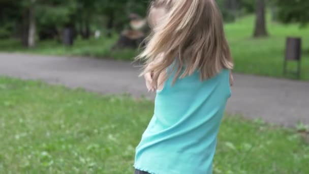 Förolämpad och upprörd liten flicka på en promenad i parken på sommaren — Stockvideo