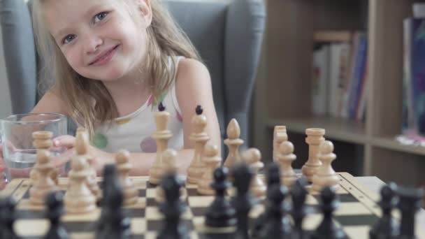 Une petite fille à un cours d'échecs — Video