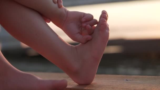 Kinderen voet tegen de zonsondergang op de rivier — Stockvideo