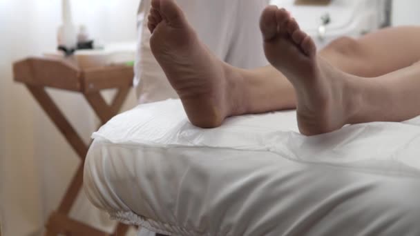 Preparación para la depilación láser de las piernas, en las piernas de una mujer aplicar un gel antes de que el láser — Vídeo de stock
