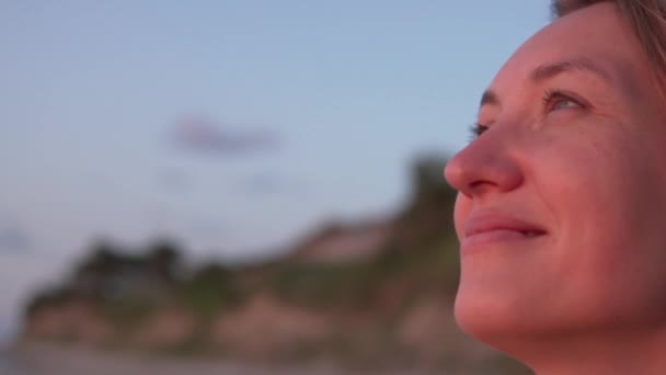 近视的脸，一个美丽的女人观看着夏天海边的落日 — 图库视频影像