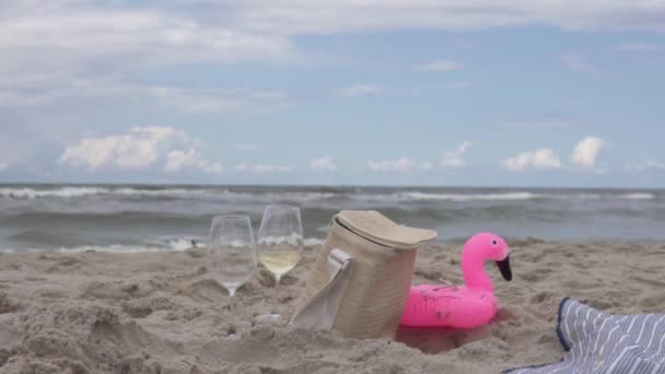 Due bicchieri di vino sullo sfondo di buoi in mare e cielo nuvoloso sulla spiaggia — Video Stock