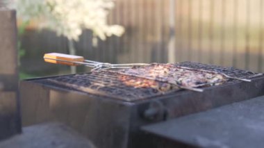 Tavuk kebabı yazın parkta kızartılır.