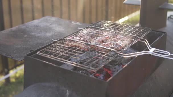 Close-up, churrasco é frito na grelha no verão no país — Vídeo de Stock