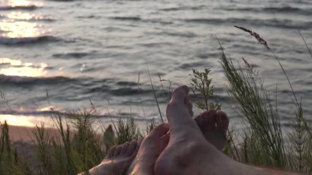 Detailní záběr na dva páry nohou — Stock video