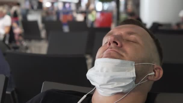 En närbild, en man som bär en medicinsk mask ner från näsan, — Stockvideo