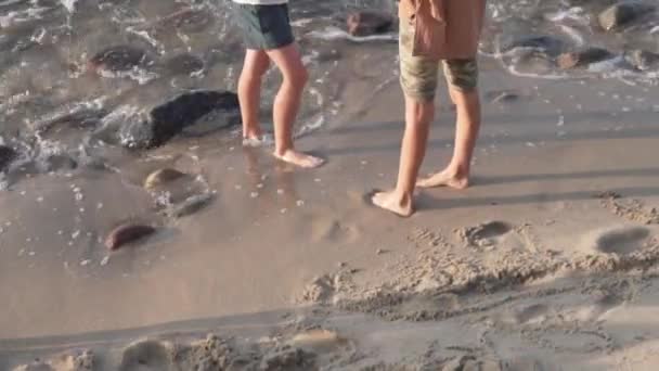 子供の足は海の波に洗われる — ストック動画